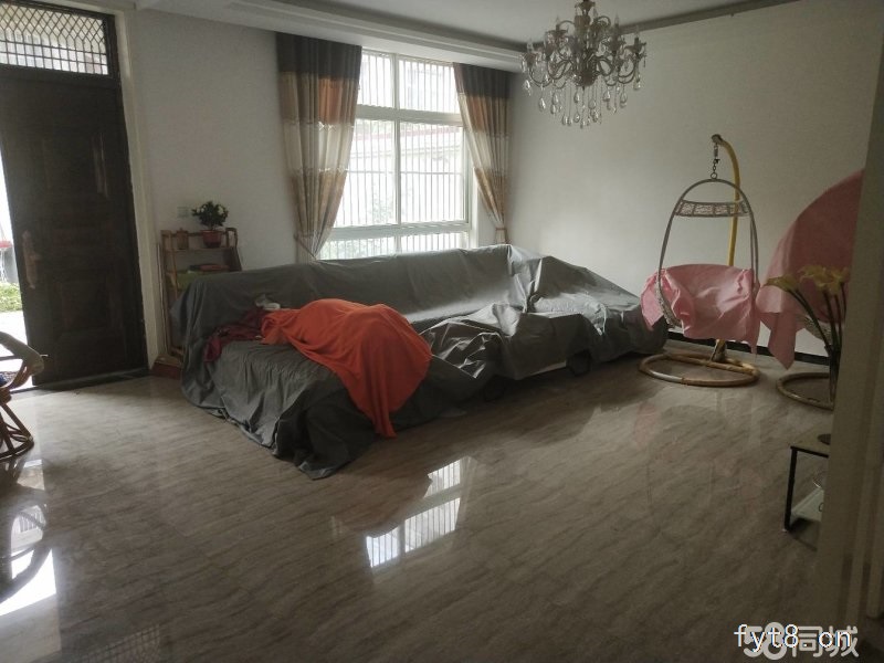 冷寨别墅,上下三层,一楼有院,三楼有平台